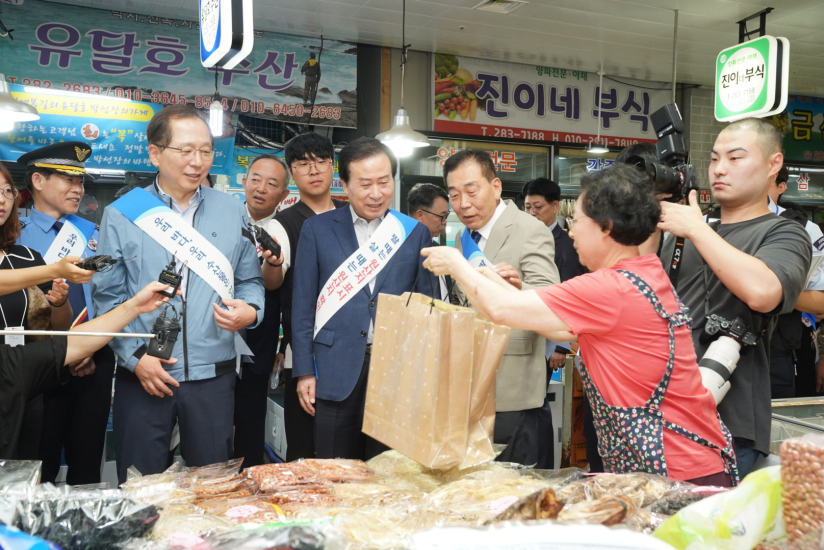 박홍률 목포시장-조승환 해수부 장관, 청호시장 수산물 안전 점검 실시