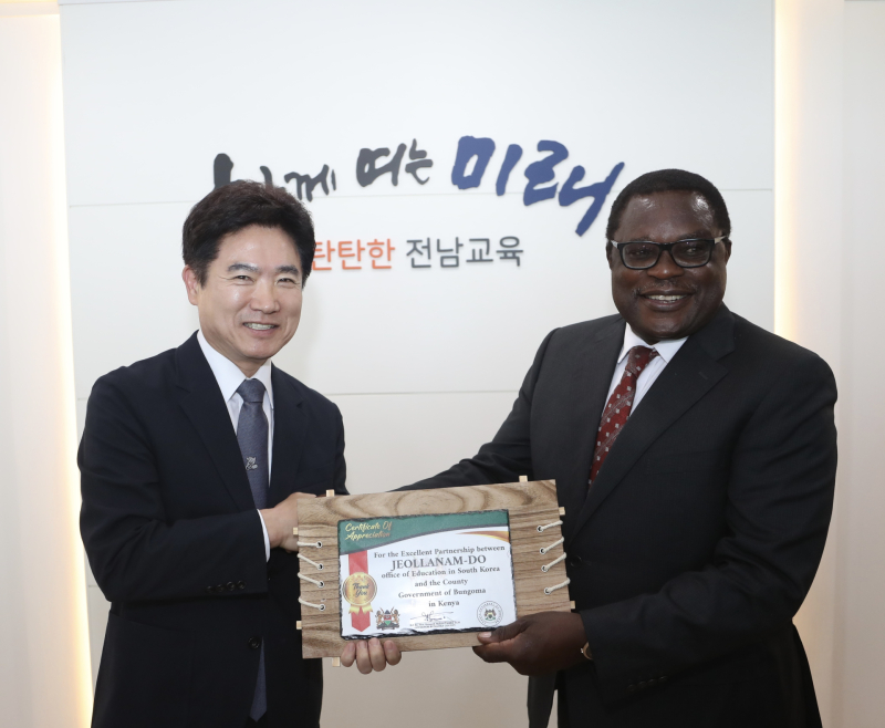 케냐 붕고마 카운티, 전남도교육청 재활용 책걸상 지원 감사패 전달