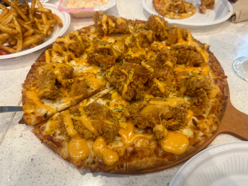 “치킨 피자 한번에 해결”... 맘스터치 싸이피자 흥행할까