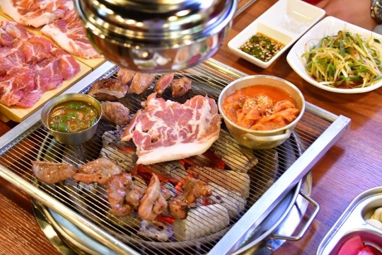 영통 고기집 ‘돼지새마을본부’ 돼지고기 특수부위를 통해 불황 속에도 여전한 ‘관심’