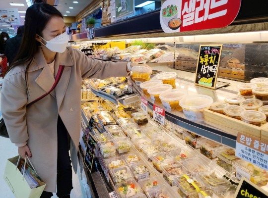 롯데마트 ‘차리다, 식탁’ 매장서 제철 원재료 담은 즉석조리식품 선봬