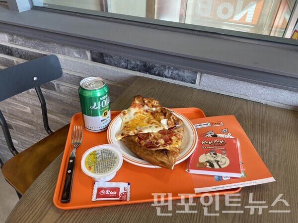 패스트푸드에 가성비 한 스푼...신세계푸드 노브랜드 버거 이어 피자 론칭
