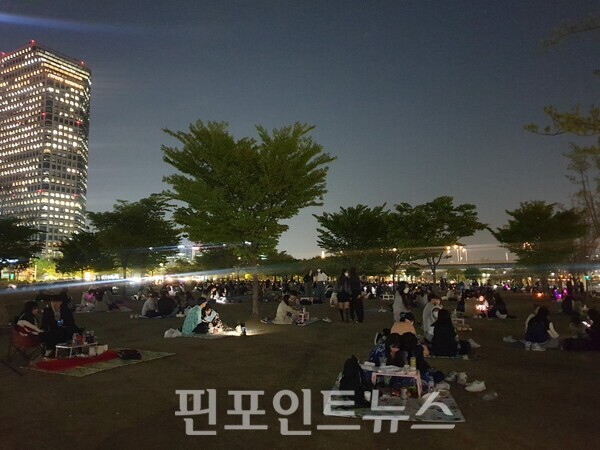 [포토]거리두기 해제 첫날 한강공원으로 모인 사람들