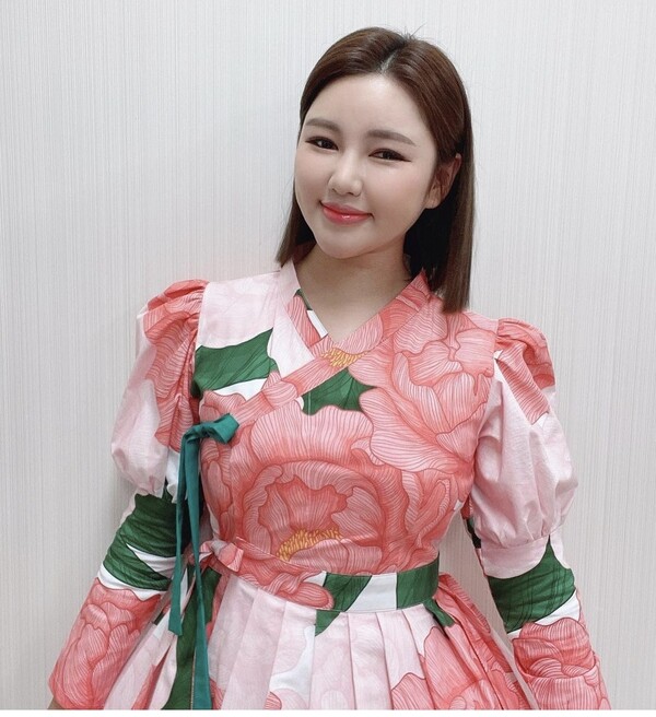 한복도 역시 가인이어라…송가인, 한복 입고 단아한 자태 뽐내
