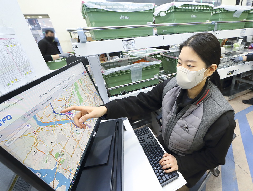 인공지능, 유통업 물류 혁신한다!...KT, 롯데온과 AI 운송 플랫폼 전국 70여개 롯데마트 적용