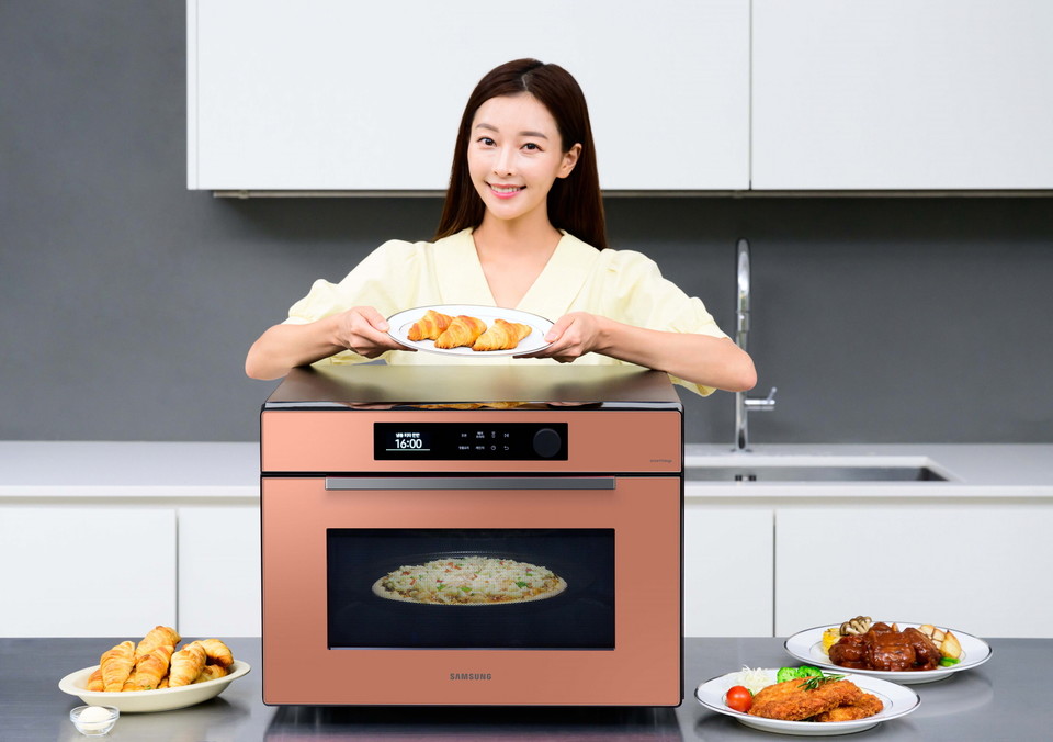 인공지능 가전시대 체감한다!...삼성 비스포크 오븐 AI 비전 탑재 핫도그∙피자 등 냉동 식품부터 즉석밥까지