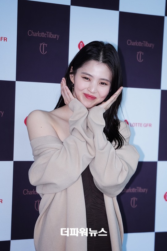 한소희, 꽃받침 미소