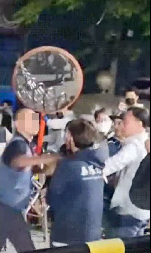 직원 주먹질 택배 간부, 경찰 조사 불응하고 쿠팡 캠프서 또 욕설 난동