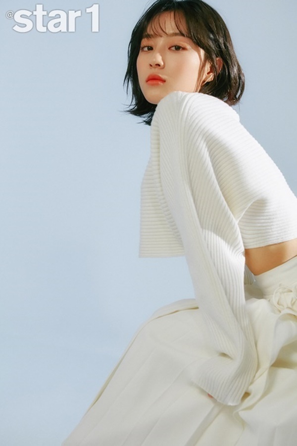 강민아, 여신강림 배우들과 금세 친해져[화보]