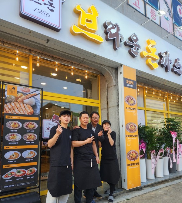 브라운돈까스 진도점 오픈 … 개그맨 심현섭 팬사인회 열어