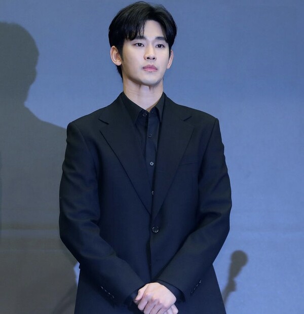 김수현, '넉오프'로 복귀 수순 밟나…미성년 교제 의혹 속 디즈니+ 편성 조율