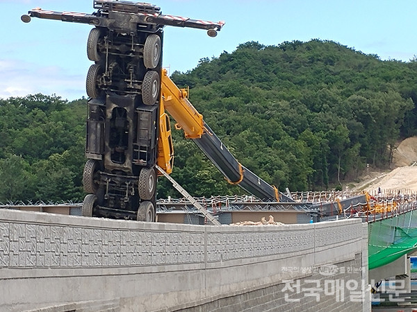 [현장포커스] 여주 크레인 전복사고 현장 방치 눈총