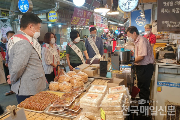 [전매포토]이수희, 길동 복조리시장 찾아 상인들 격려·위로