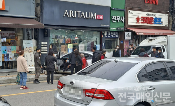 연천 전곡읍서 승용차 급발진 추정 사고…운전자 60대 다리 부상