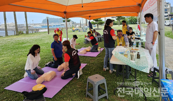[시민기자가 간다] 서귀포사랑하는 모임-대한인명구조협회 제주지회, 심폐소생술 체험 행사 성료