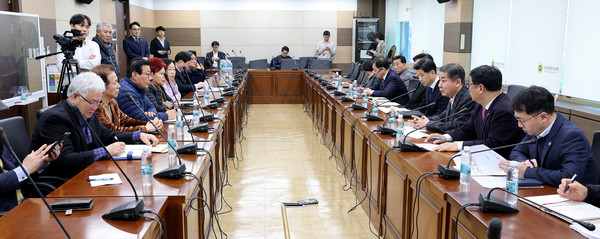 [전매포토] 정해권 인천시의장 연안부두 노선 신설 주민간담회 가져