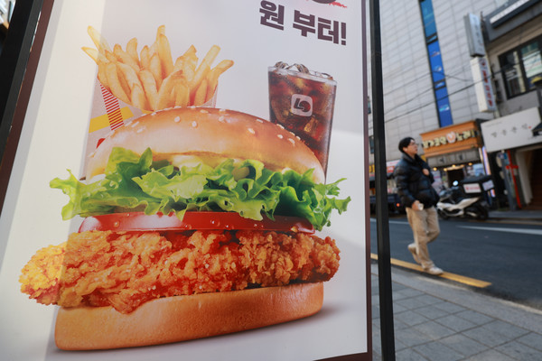롯데리아, 리아 새우버거 5천 원 시대… 8개월만 최대 400원 인상