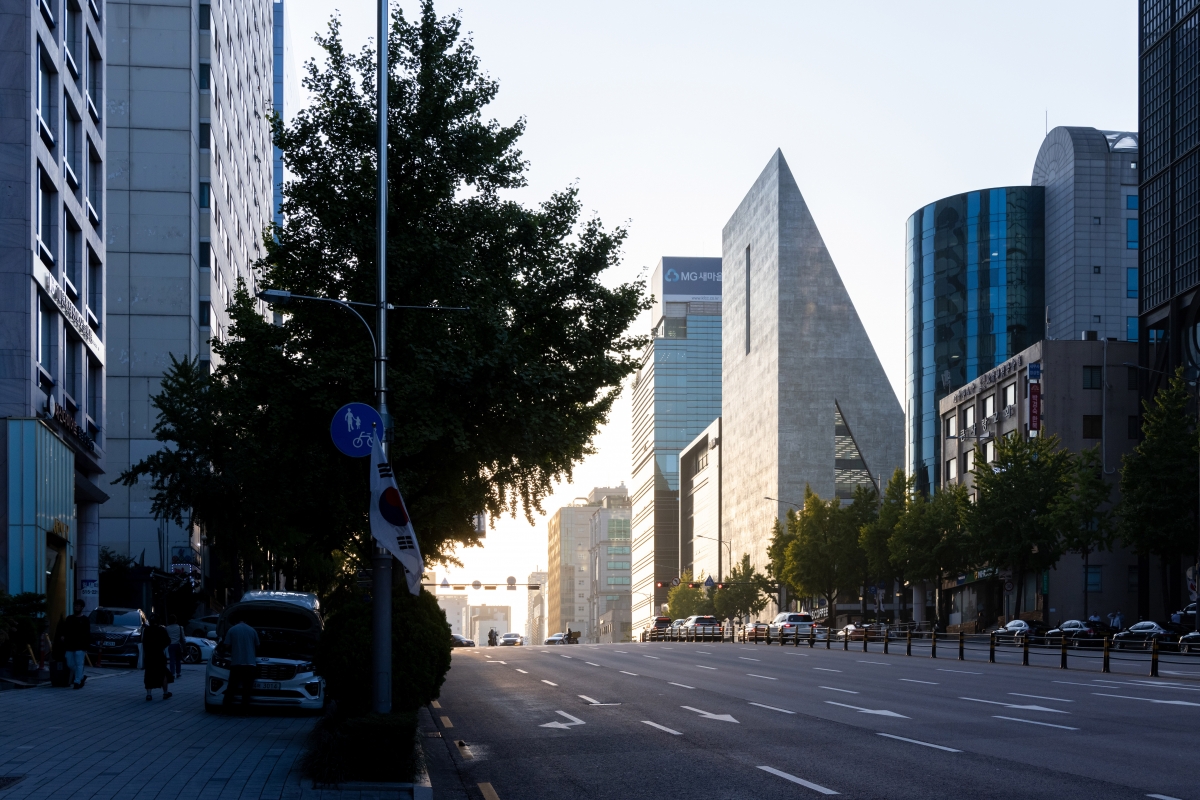 자본주의 도시에서 마주친 기이한 낯섦: 송은문화재단 신사옥