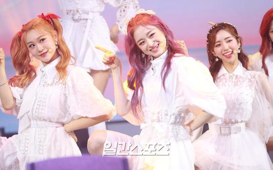 [포토] 파시걸스-예진,츠구미,리오나 첫 무대 미소가득