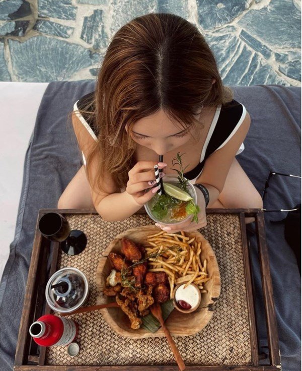 티아라 큐리, 볼륨감 넘치는 몸매 과시 입틀막 비키니 자태