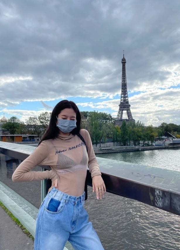 제니, 파리서 과감한 시스루+란제리 패션...다 비치는 상의, 파격~