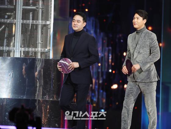 [포토] 무대에 오르는 정우성과 홍정도 중앙일보 JTBC 부회장