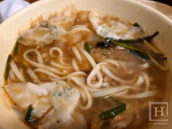 부실한 샌드위치, 벌레 나온 국수…여름철 먹거리 논란
