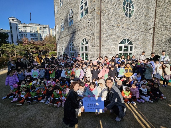 사회복지법인 굿네이버스 경기용인지부-딸기어린이집, 학대피해아동 및 가정을 위한 후원금 전달식 진행