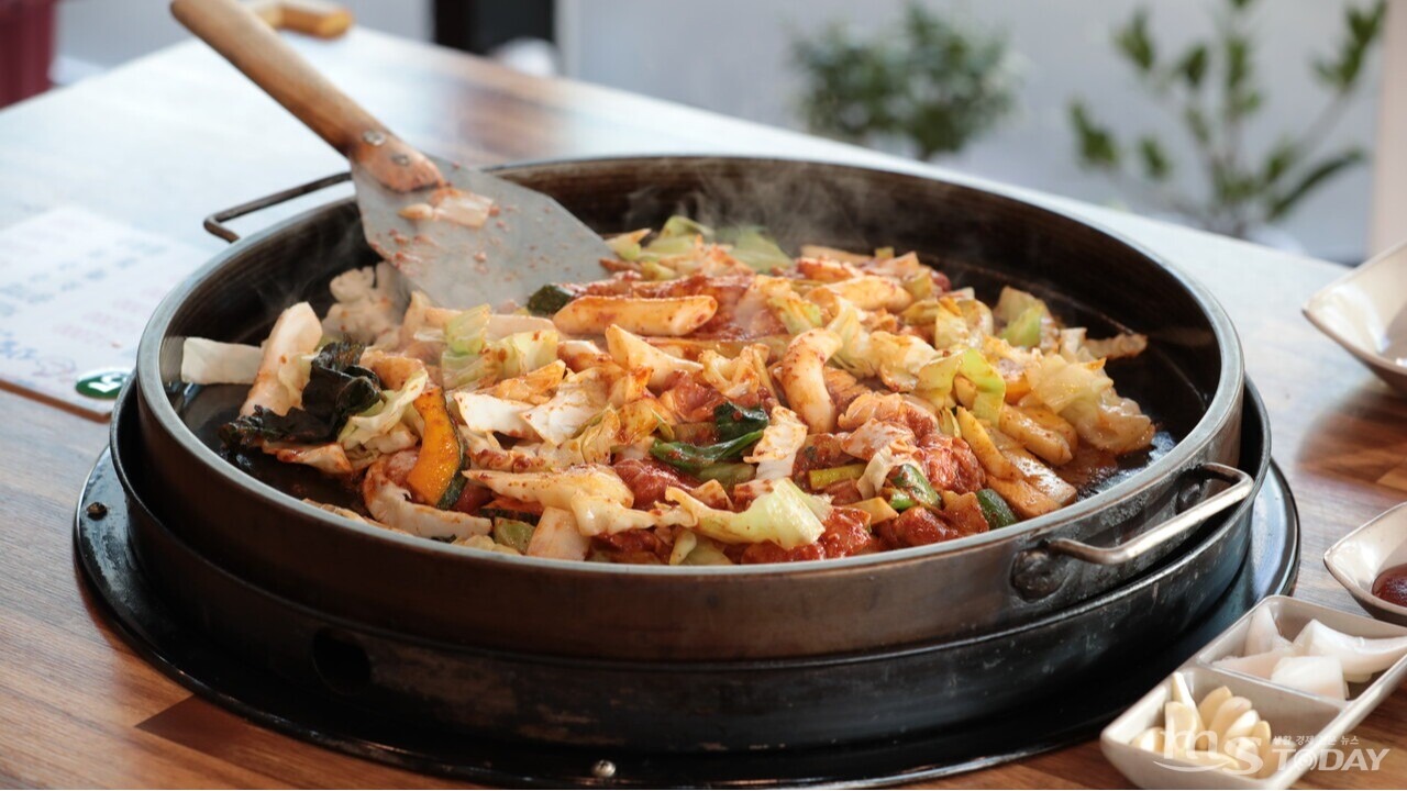 회식 메뉴로 닭갈비 인기 없네⋯20분 운전해도 막국수는 가능