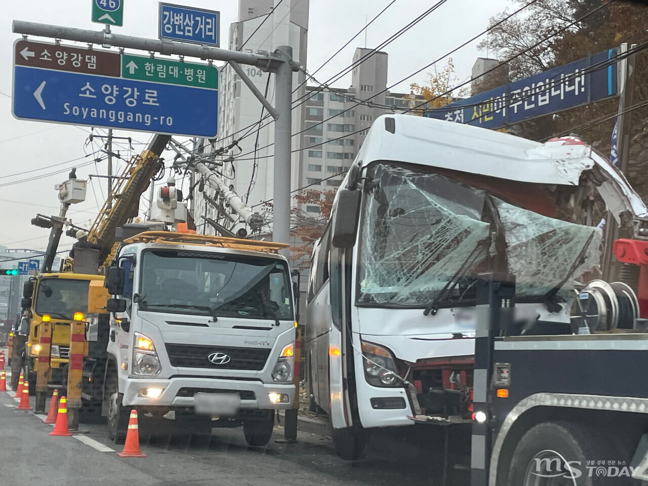 후평동 강변삼거리서 버스가 전신주 들이받아···1명 부상