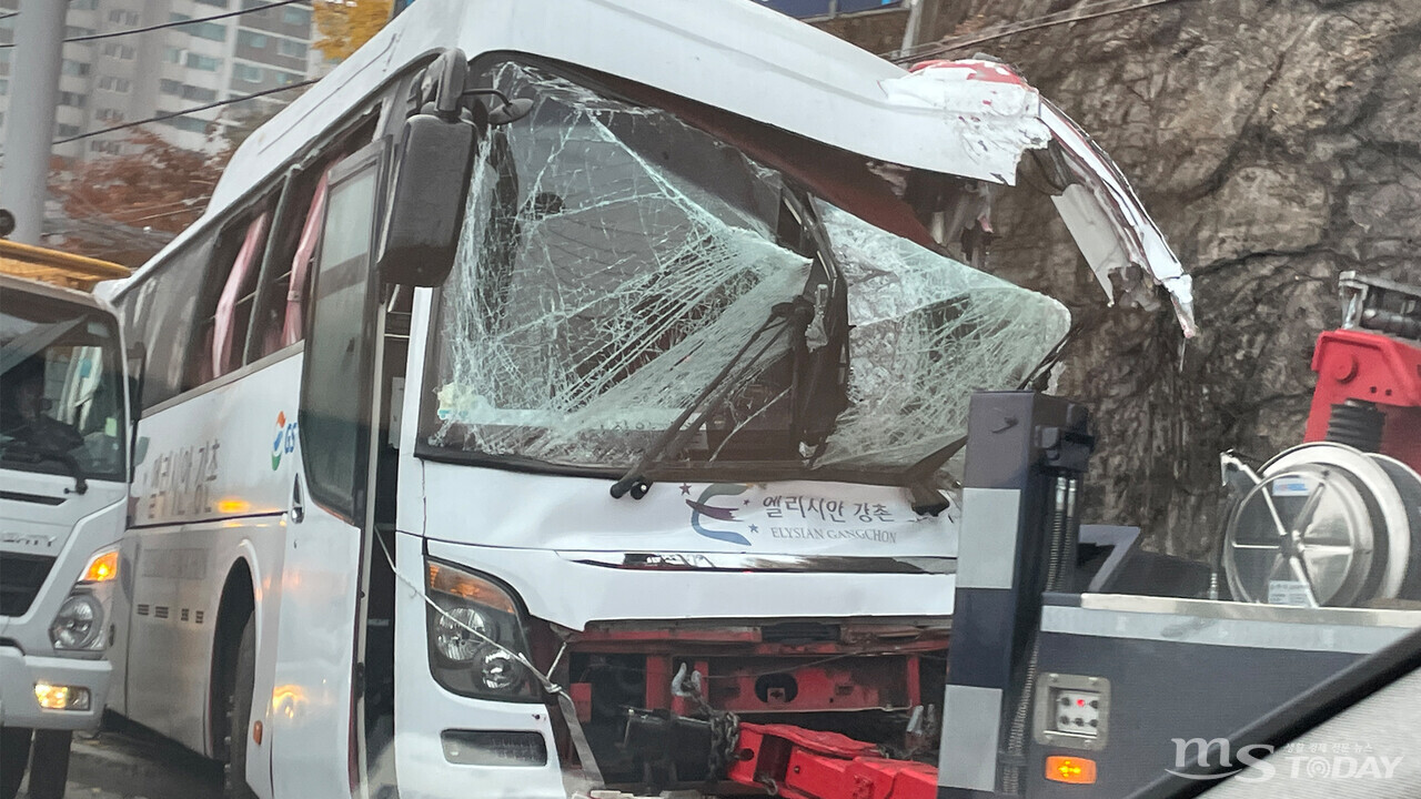 후평동 강변삼거리서 버스가 전신주 들이받아···1명 부상