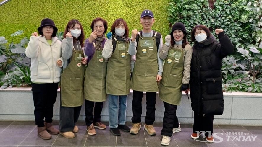 배움을 나누는 어르신들 춘천미래동행재단 지역 봉사 실천