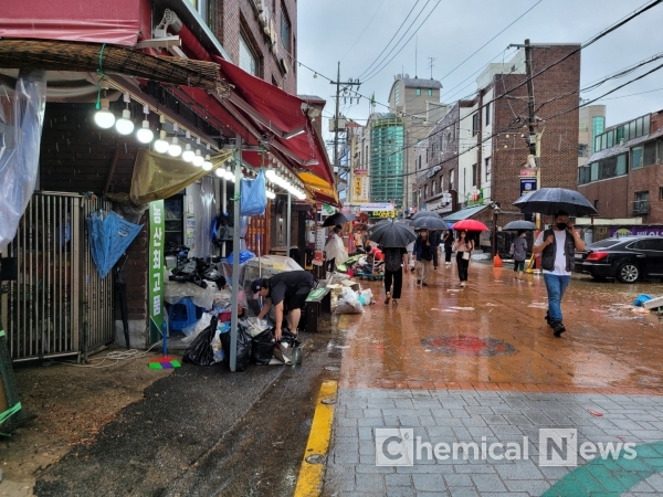 동작구 성대시장 주변, 빗물 빠진 후 흙탕물 범벅 가게들 어쩌나