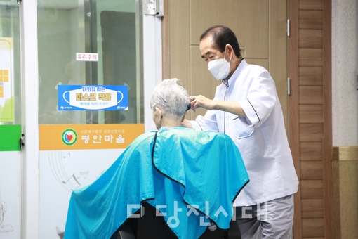 [미담] 평안마을 이미용 봉사 찰떡콤비