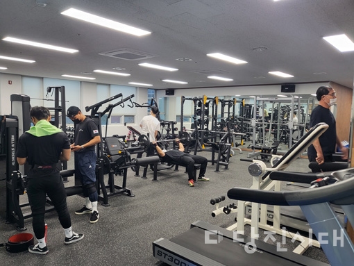 새 단장 마친 신평문화스포츠센터 헬스장