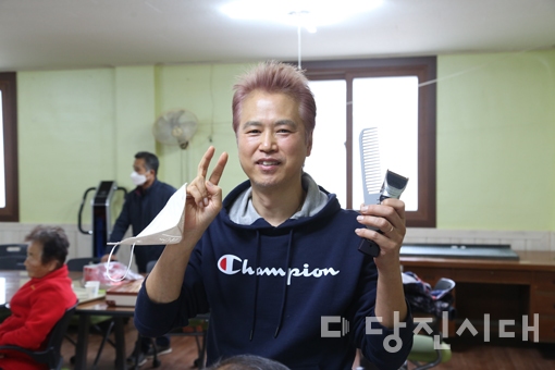 [미담] 어르신 미용봉사하는 김현구 현s헤어 대표 (채운동)고향 마을 위한 재능기부 미용봉사