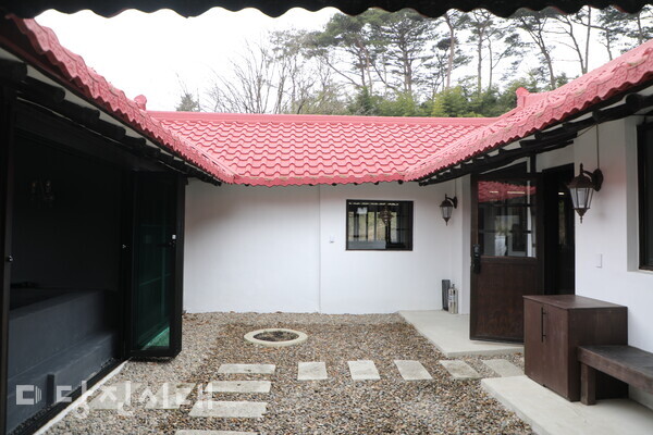 [업체탐방] 감성스테이 산아래 (송산면 칠절리) 자연 속에서 오롯한 쉼을…빨간 지붕 산아래