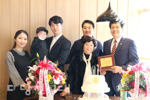 아이 태어나면 50만 원 주는 노인회