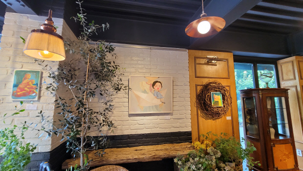 ‘스치며 보이는’ 숨은 작품들…레스토랑 ‘마시모레지나’ 전시