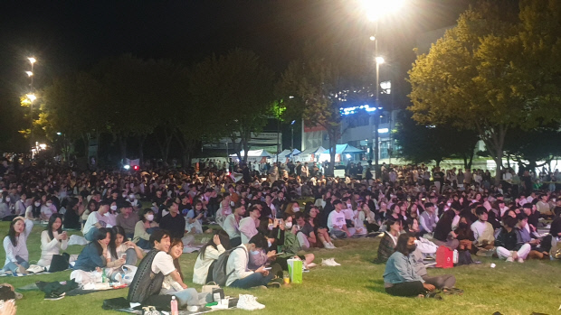 대학생도 시민도…그리웠다, 캠퍼스의 낭만