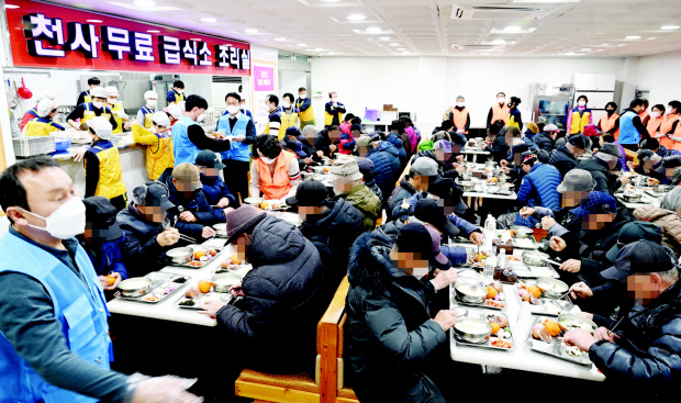 따뜻한 한끼에…사람 만나러…폭설·한파 뚫고 왔습니다