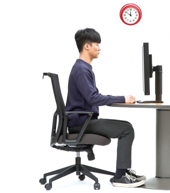 [특집 ③] 의자 높이를 낮추고 등을 펴라
