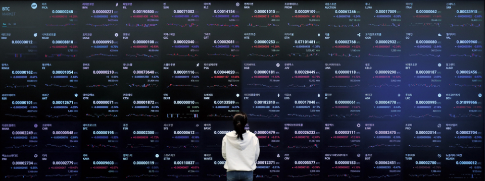 미래로 가는 길 vs 거품 폭발의 대위기 징후…갈림길 선 가상자산