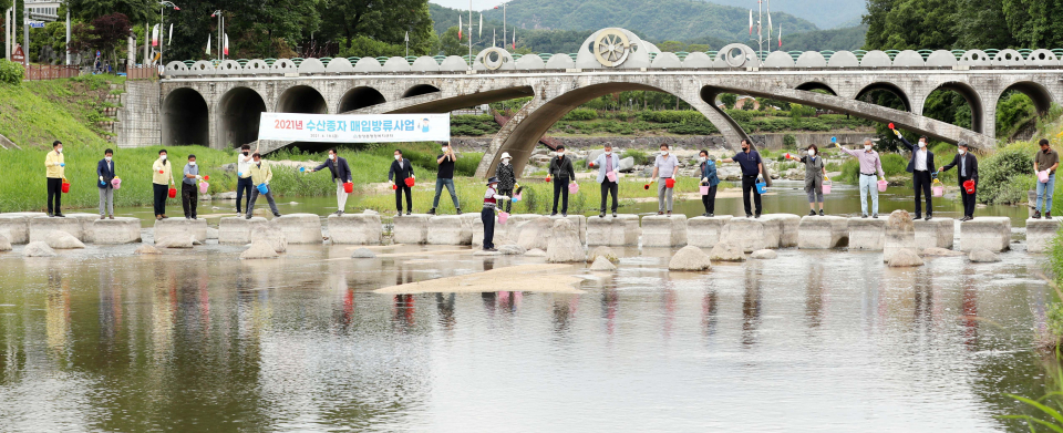 [함양24시] 어족자원 보호…함양군, 다슬기·쏘가리 방류