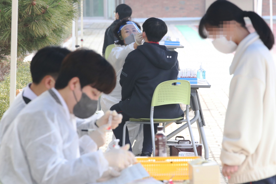 4월에도 학교 선제검사 유지…셋째주부터 주 1회로 변경
