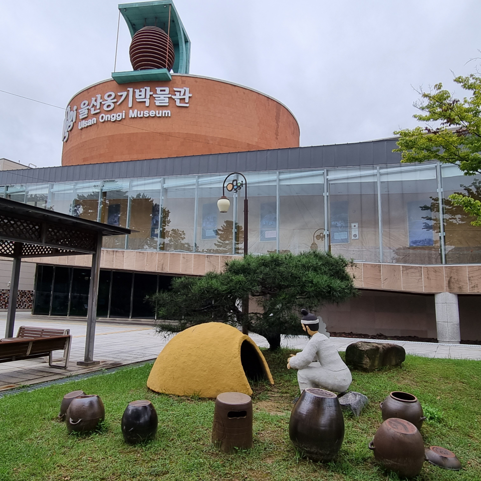 [르포] 축제 앞둔 울주 외고산 옹기골, 배꽃과 옹기가 반겼다