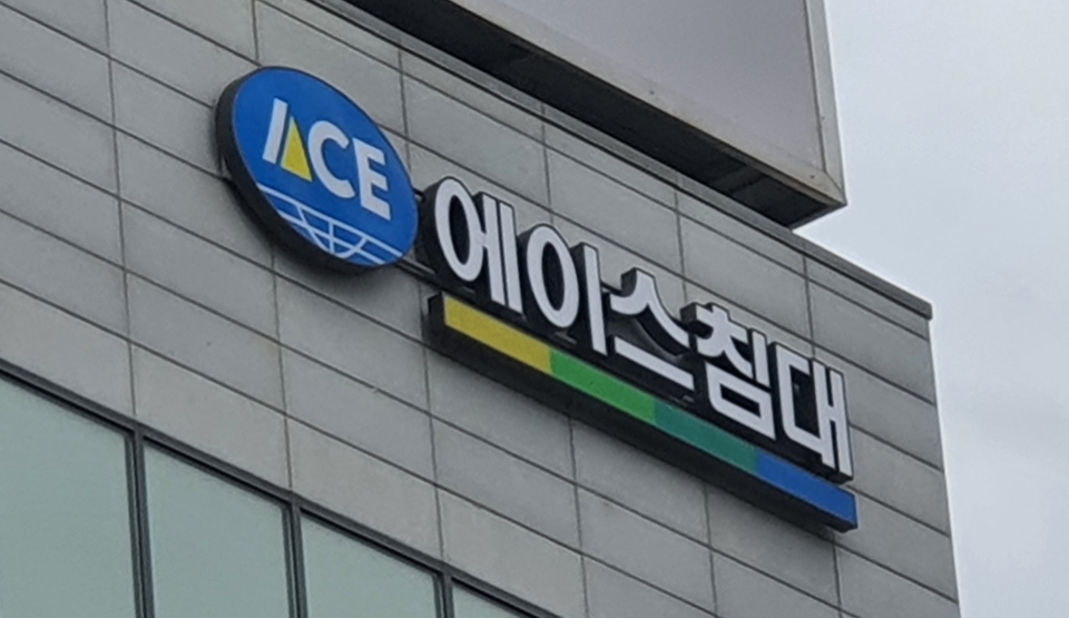 아우 시몬스, 31년 만에 형 에이스 제쳤다…침대 시장 대격변