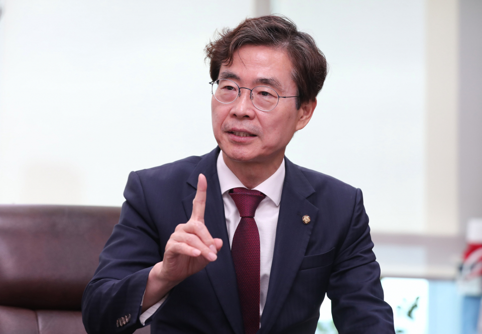 조경태 실언으로 국민 자극한 김형석…스스로 거취 결정해야