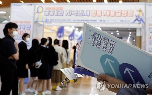공공기관 경영평가에 6개월 이상 인턴 채용 실적 반영한다