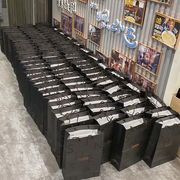 해마다 생일 케이크·꽃바구니 증정하는 현풍닭칼국수···명절에는 와인 선물까지